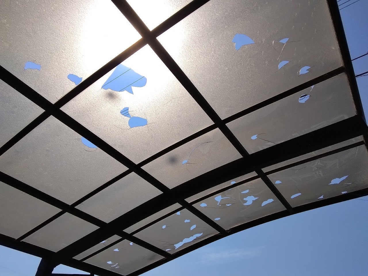 加古郡播磨町　カーポート屋根材　ポリカ破損